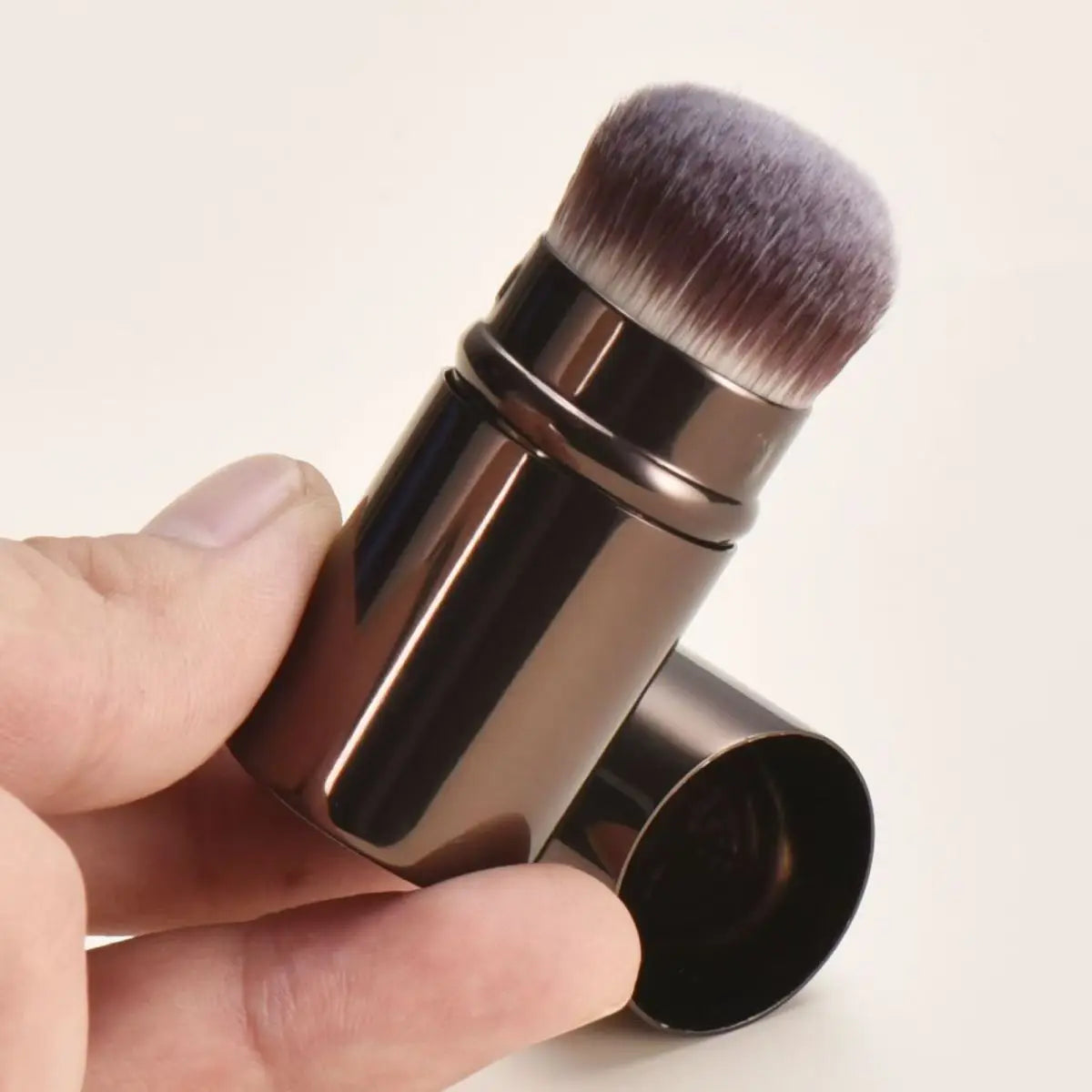 Single Metal Makeup Brush Portable Travel Loose Powder Blush Foundation Contouring Smudge Brush for On-the-Go Beauty Essentials