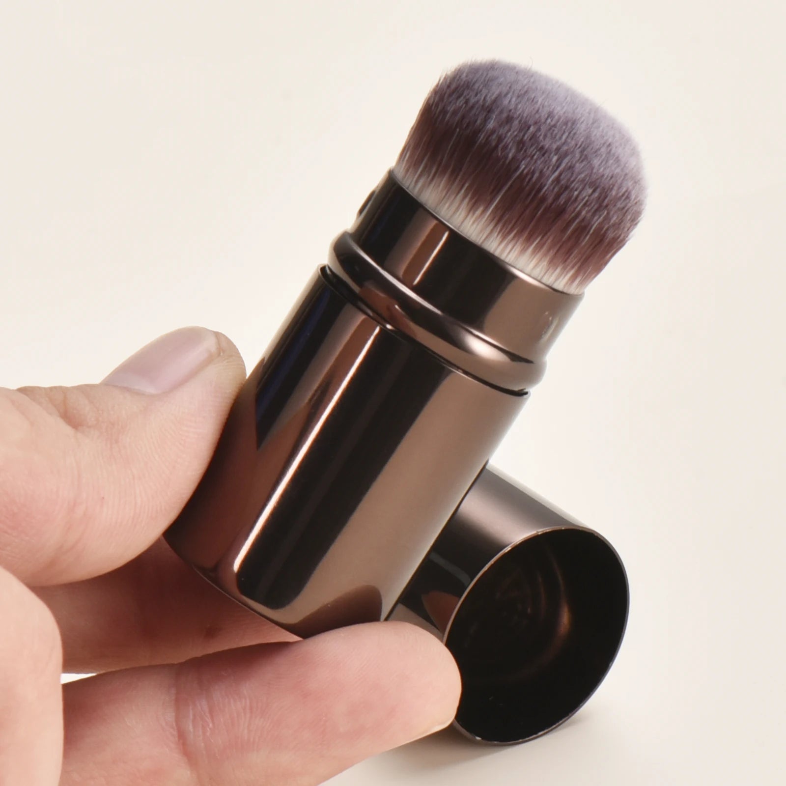 Single Metal Makeup Brush Portable Travel Loose Powder Blush Foundation Contouring Smudge Brush for On-the-Go Beauty Essentials