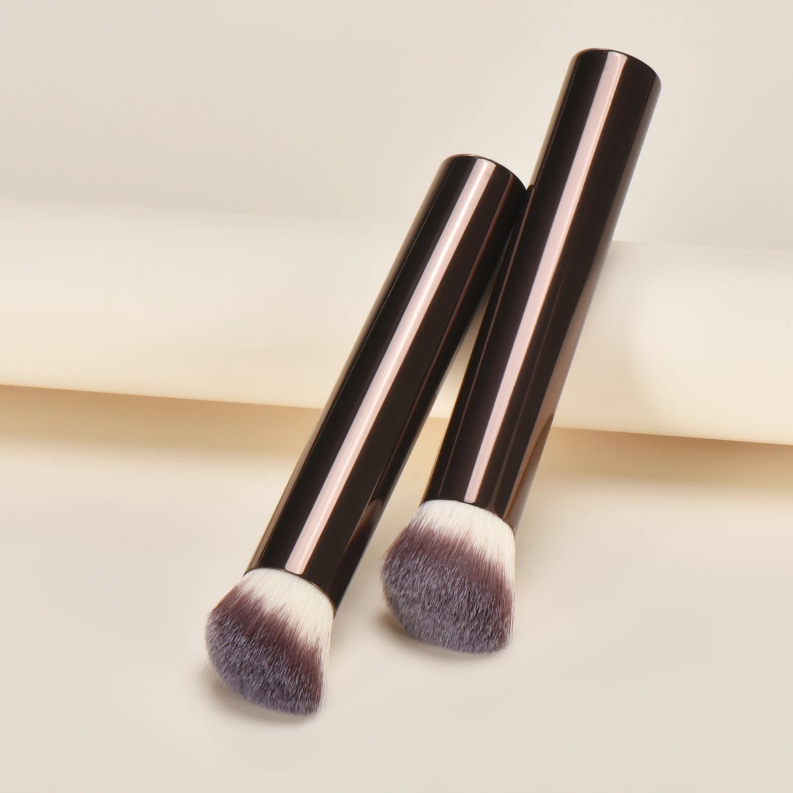 Single Metal Makeup Brush Portable Travel Loose Powder Blush Foundation Contouring Smudge Brush for On-the-Go Beauty Essentials