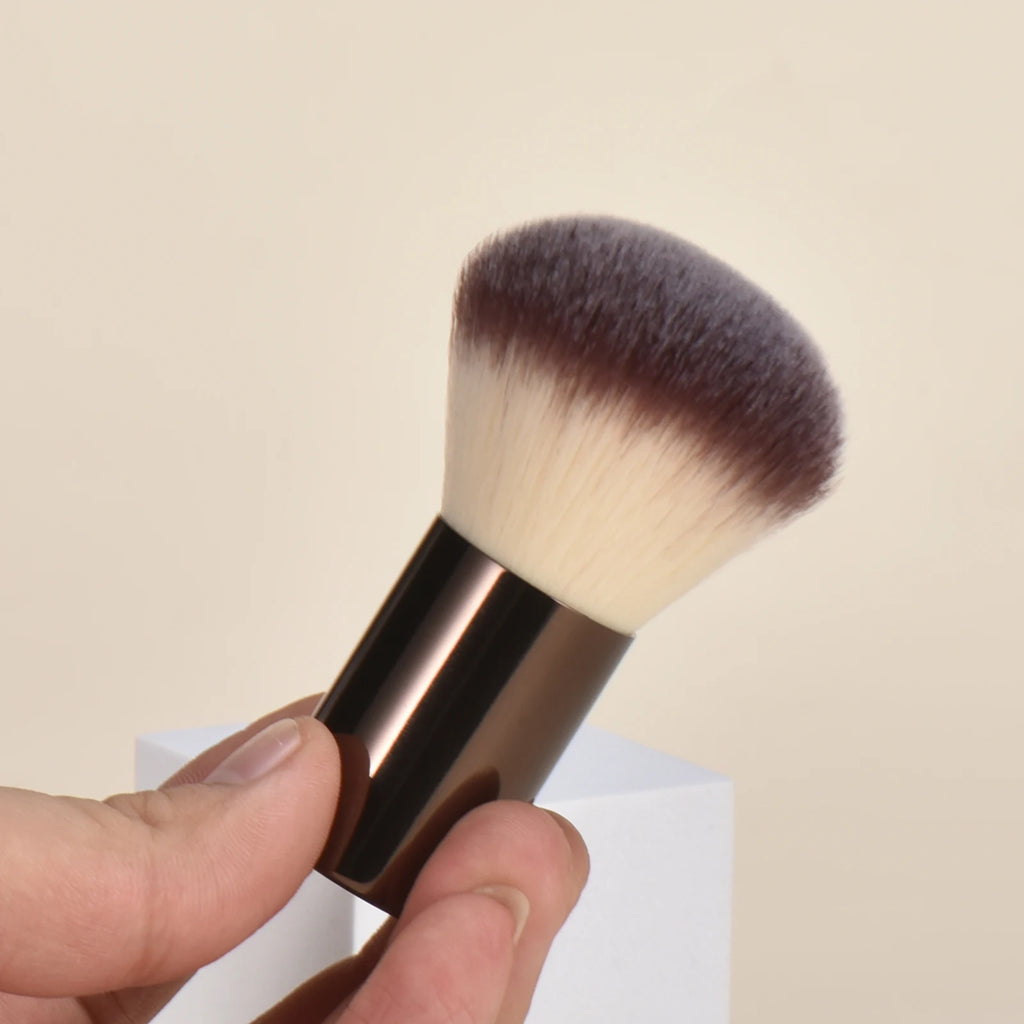 Single Metal Makeup Brush Portable Travel Loose Powder Blush Foundation Contouring Smudge Brush for On-the-Go Beauty Essentials