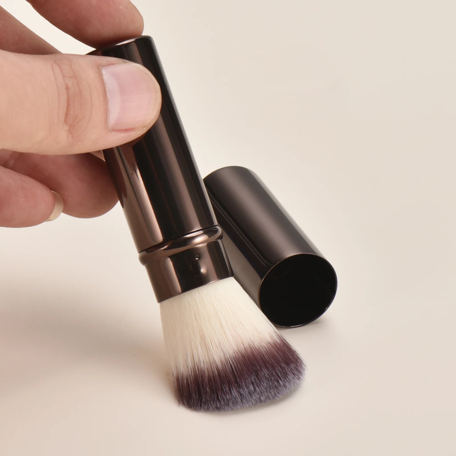 Single Metal Makeup Brush Portable Travel Loose Powder Blush Foundation Contouring Smudge Brush for On-the-Go Beauty Essentials